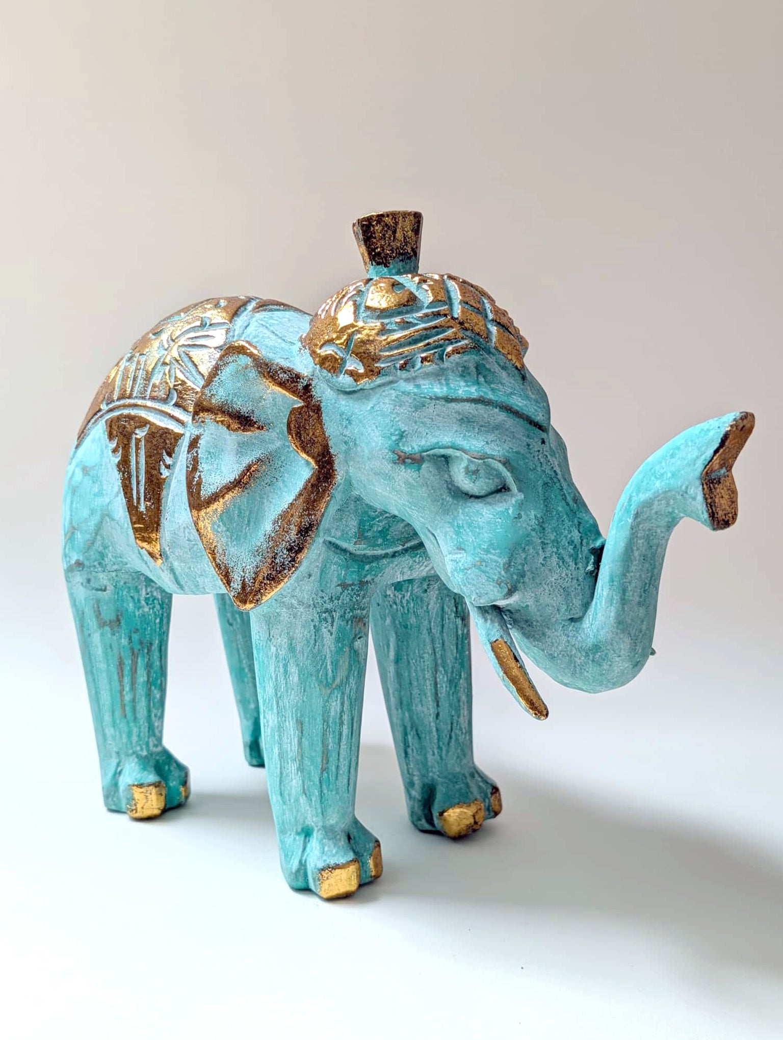 Éléphant en bois sculpté - Turquoise / Or